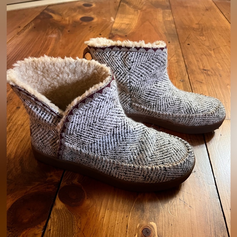 SANUK lined booties- size 7